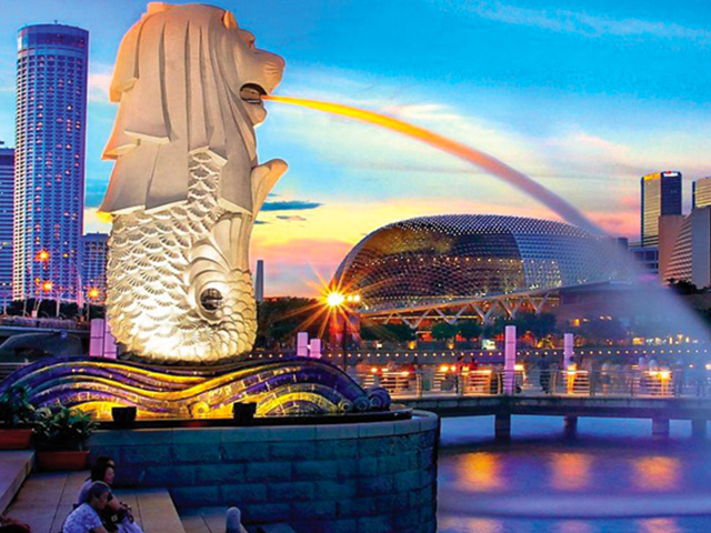 Famous Merlion statue infront of city skyline at night